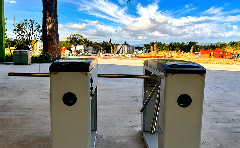 人多票杂不好管?一套道闸系统让景区运营由“乱”转“治” 人多票杂不好管?一套道闸系统让景区运营由“乱”转“治”