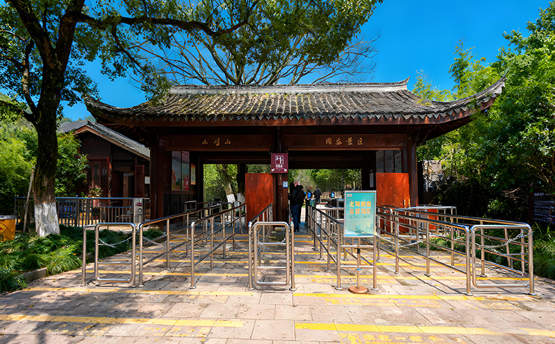 景区出入口的科技防线：景区闸机检票系统如何选型与配置？