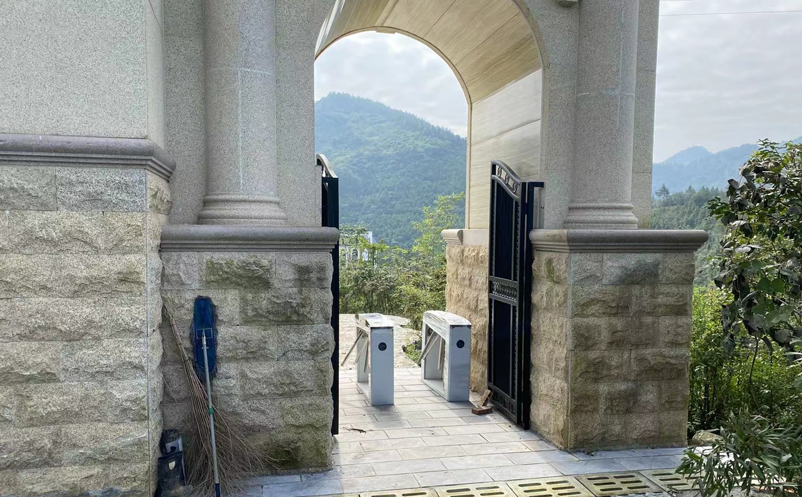 选购三辊闸景区票务系统，耐磨性与识别速度哪个更重要？